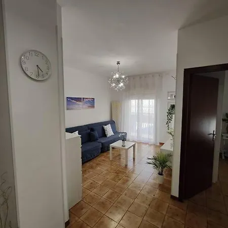 Da Nella Lejlighed *